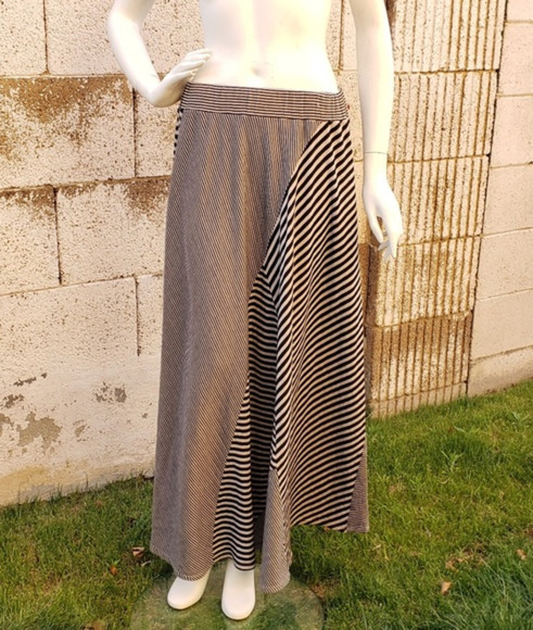 Nice Skirt‎ - Picture 1 of 5